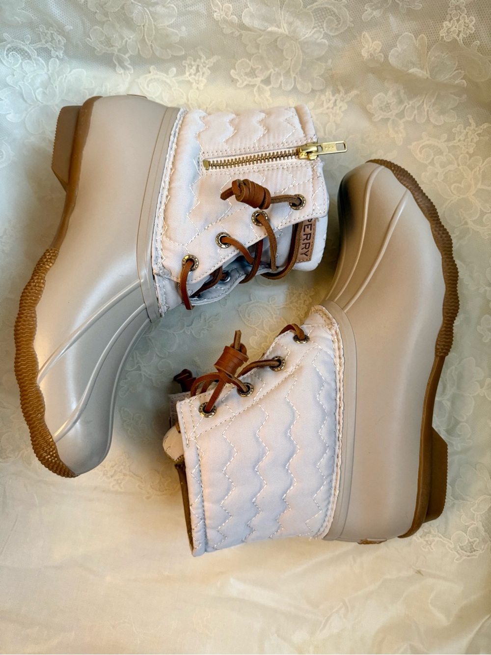 NWOT SPERRY Ivory Quilted Ankle Duck Boots with Tan Accents 7.5 Preppy Style